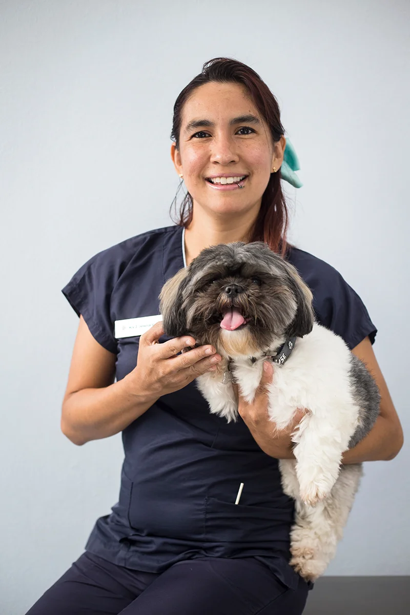 doctora-veterinaria-Jessica-Verduzco
